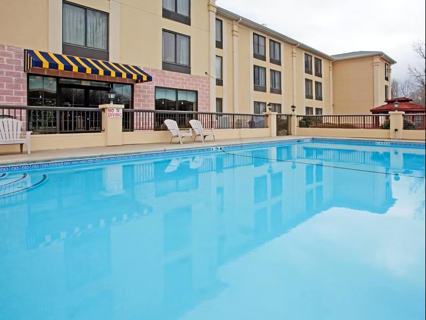 Holiday Inn Express & Suites Charlotte Arpt-Belmont By Ihg Exterior foto