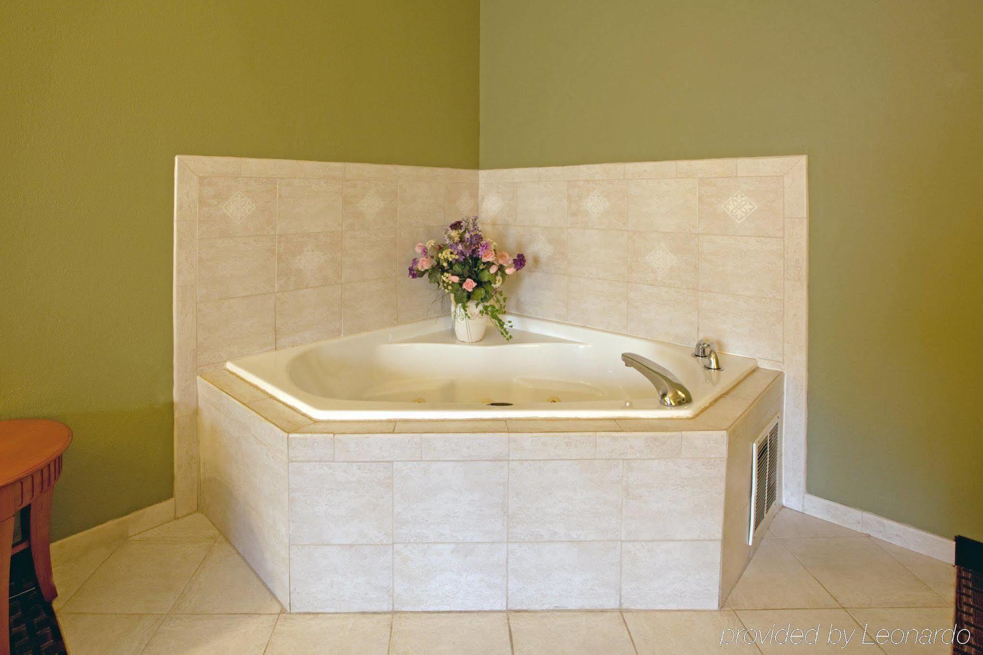 Holiday Inn Express & Suites Charlotte Arpt-Belmont By Ihg Zimmer foto