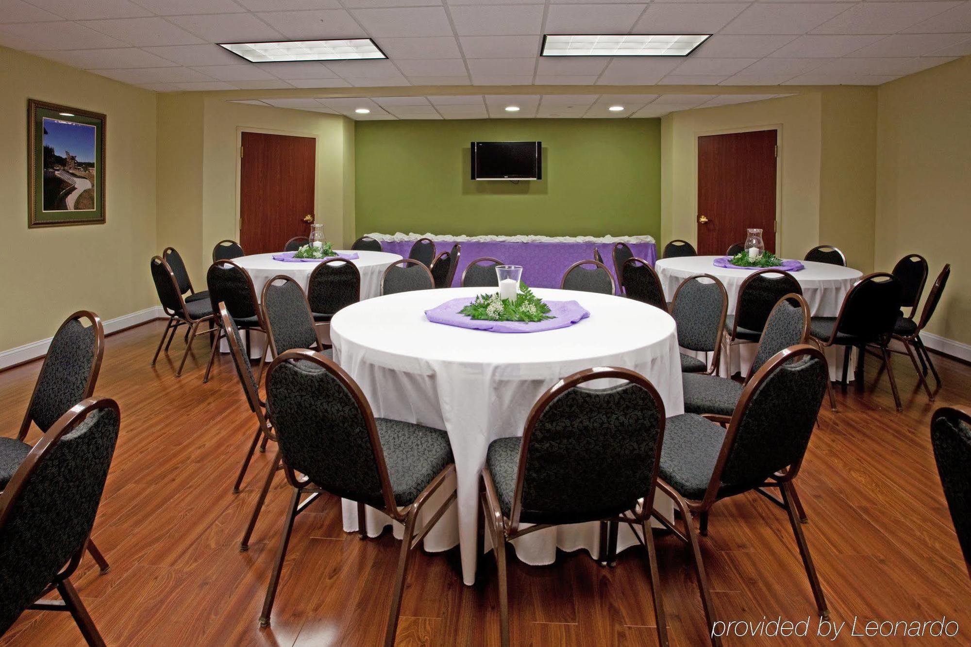 Holiday Inn Express & Suites Charlotte Arpt-Belmont By Ihg Exterior foto